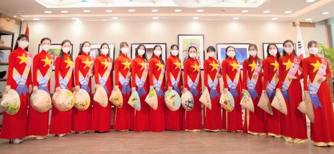 Điểm nhấn của KVFFA năm nay là màn trình diễn áo dài Việt Nam với họa tiết cờ đỏ sao vàng, thể hiện thông điệp tôn vinh đất nước và con người Việt Nam trong mối giao lưu mật thiết với người dân xứ sở Kim Chi. (Nguồn ảnh: dantri.com.vn)